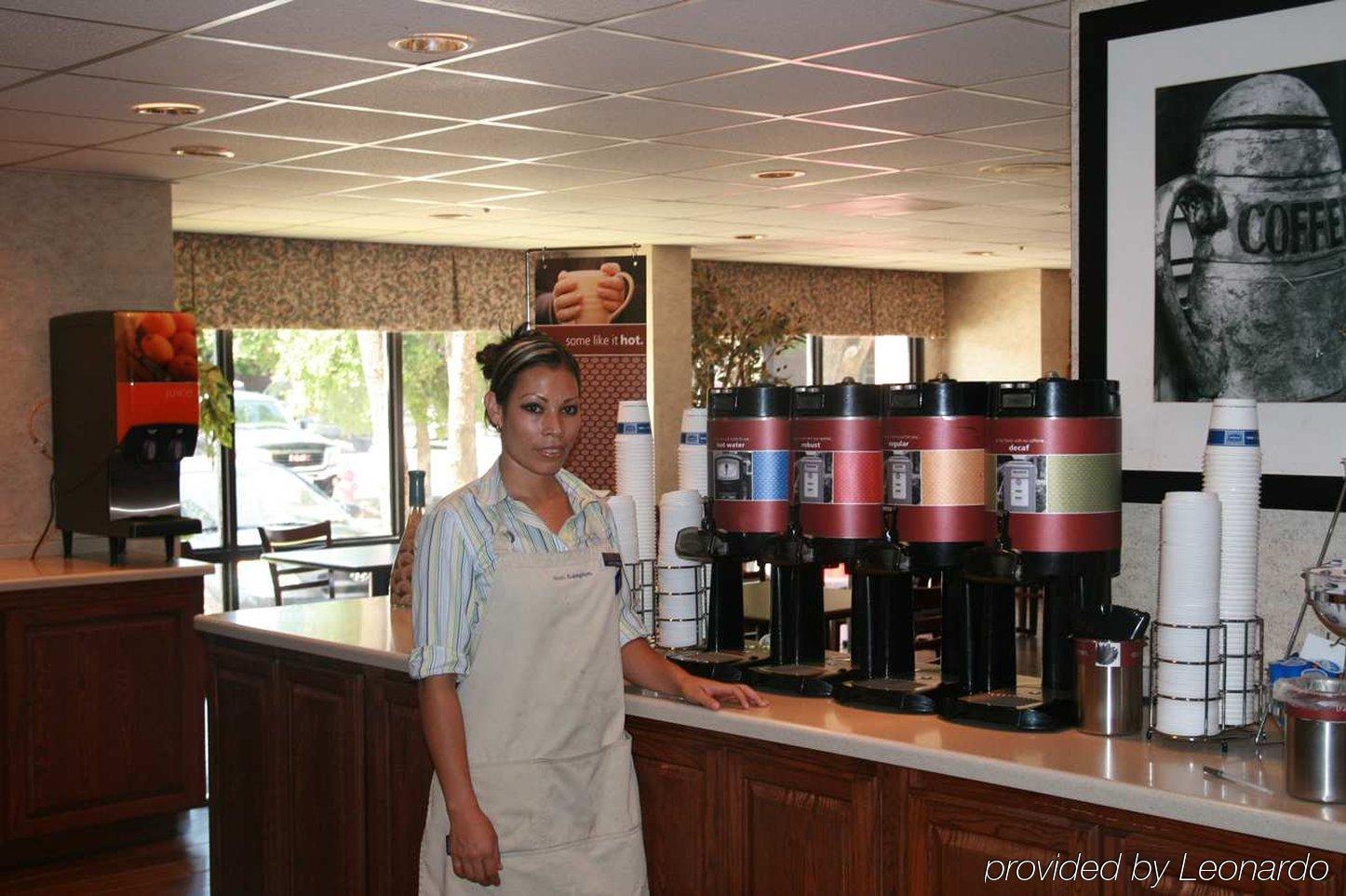 Spark By Hilton Grand Prairie Restaurant bilde